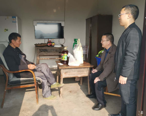 仁寿二职中慰问帮扶对象